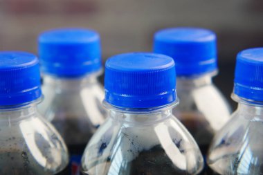 Masanın üzerinde plastik meşrubat şişeleri .