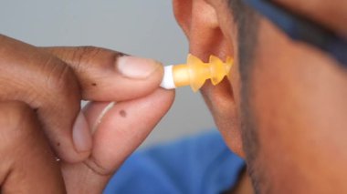 Kulak tıkaçları ya da kulaklıklar yerleştirilsin.