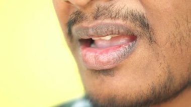 Badem yiyen adama yakın çekim,