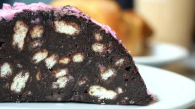 Çikolatalı bisküvi diliminin yakın çekimi..