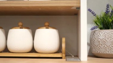 Bambu tepside ahşap kapaklı beyaz seramik baharat kavanozları..