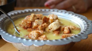 Ekmek arası Türk çorbası, yeniyor.