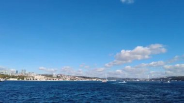 Güneşli bir günde İstanbul Boğazı manzarası .