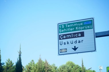 Bu trafik yön tabelası, İstanbul, Türkiye 'nin canlı kentindeki çeşitli mekanları gösteriyor