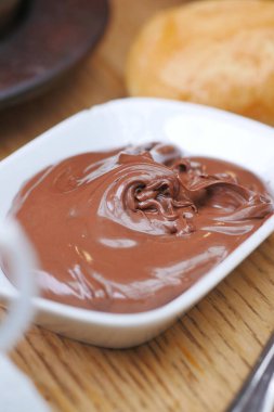 Kremalı çikolata, tatlı ve atıştırmalıkları geliştirmek için mükemmeldir. Her lokmayı lezzetli kılar.