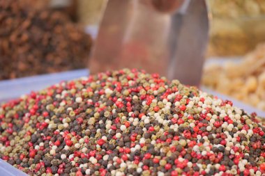 Canlı ve renkli bir karabiber karışımı. Yerel bir pazar ortamında güzel bir şekilde sergileniyor.