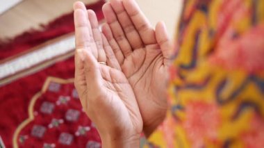 Ramazan 'da dua eden müslüman kadınlara yaklaş. .