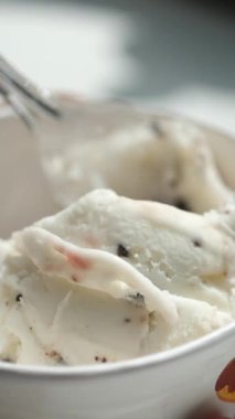 Kasede beyaz çikolata parçalı dondurma,