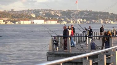 İstanbul rıhtımında balık tutuyorum.