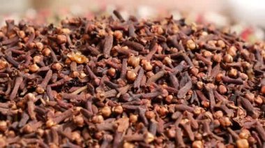 Taze kurutulmuş karanfiller çok çeşitli yemeklerde lezzeti arttırmak için ideal bir seçenektir.