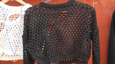 Bu şık siyah ekin üstü, çekici kesim detaylarıyla birlikte uçuk bir ağ tasarımı sergiliyor.