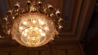 Büyüleyici bir avize zamansız ve klasik bir iç mekanı zarifçe aydınlatıyor.