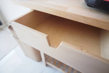 Minimalist zanaat sanatını sergileyen boş bir ahşap çekmece.