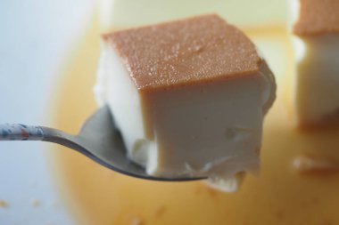  Masadaki tabakta karamel kremalı puding. ,