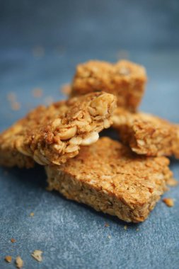 Chewy granola barları besleyici ve lezzetlidir. Atıştırmalık veya kahvaltı için idealdir.