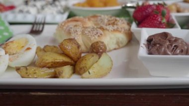 Yumurta, patates, ekmek ve meyveli açık büfe..