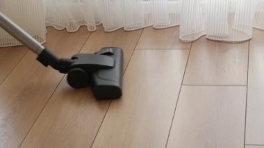 Elektrik süpürgesiyle yer tozunu temizlemek