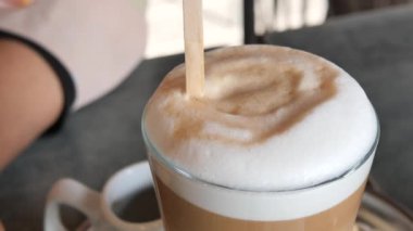 Nefis bir el yapımı ve aromatik kahve, lezzetli, köpüklü kremayla kaplı.