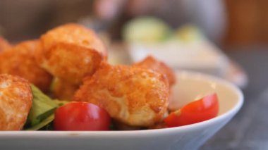 Tabakta kızarmış peynir salatası. ,