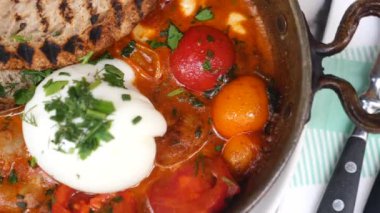 Sosisli haşlanmış yumurta ve tost..