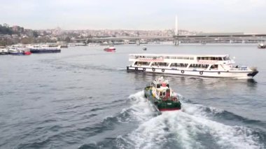 Türkiye İstanbul 18 Temmuz 2023. Boğaz 'da nakliye feribotu. Feribot yolcu taşır..