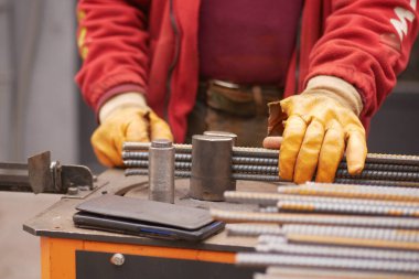 İnşaat İşçisi Şantiyedeki Çelik Çubuklar Üzerinde Metal Çalışması Ekipmanı Kullanıyor.