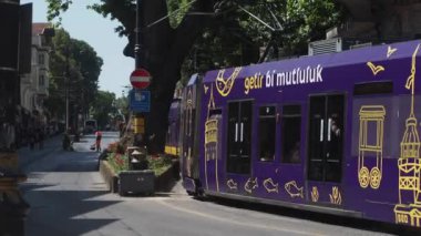 Hindi İstanbul 1 Haziran 2023. Eminonu 'daki köprüde T1 tramvayı ,