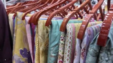 Ahşap askılarda sergilenen rengarenk bir eşarp çeşidi