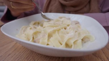 Fettuccine Alfredo 'nun tadını çıkarın. Bol kremalı soslu. Tüm makarna severler için mükemmel.