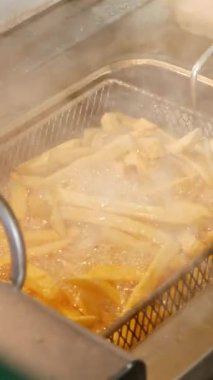 Kızgın yağda kızartılmış yemek..