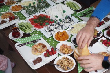 Geniş çeşitlilikte geleneksel Türk kahvaltı yemekleriyle dolu canlı ve renkli bir masa.