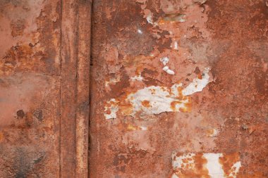 Eski, yıpranmış, paslı bir duvarın yakından görüntüsü çeşitli canlı dokular sergiliyor.