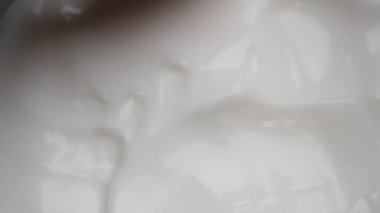 Bir konteynırdan parmak kıracağı yüz kremine yakın çekim ,