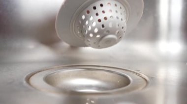 Mutfak lavabosu süzgeci yerleştiriliyor.,