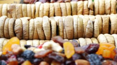 Canlı ve renkli bir vitrin. Kurumuş incirler. Satılık bir markette güzelce istiflenmiş.