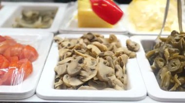 Çeşitli çeşniler ve malzemeler her zaman lezzetli yemekler sunmaya hazırdır.