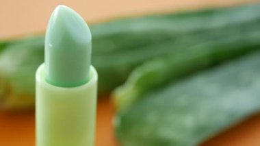 Doğal Aloe Vera Canlı Su Arkaplanı Üzerine Dudak Merhemi.