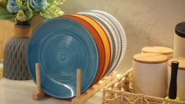 Herhangi bir yere stil katan canlı ve güzel bir dekoratif tabak koleksiyonu.