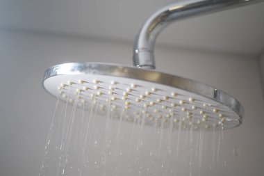 Bu modern duş başlıkları zarif ve lüks bir banyoda su akışını arttırır.