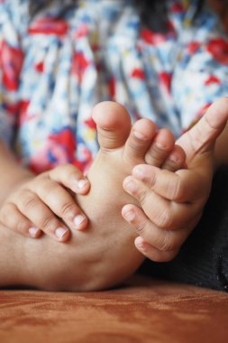 6 yaşındaki çocuk ayakta acı çekiyor. .