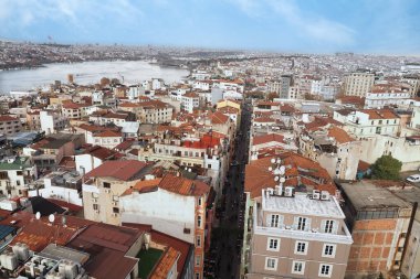 Nefes kesen bir hava perspektifi nehir boyunca hareketli ve hareketli bir şehir manzarası sergiliyor.
