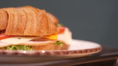 Tütsülenmiş tavuklu sandviç..