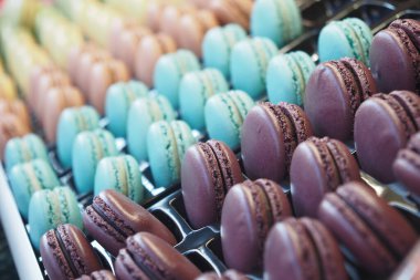 Lezzetli badem kurabiyeleri, canlı renklerle güzelce işlenmiş ve eşsiz, cezbedici tatlar sunuyor.