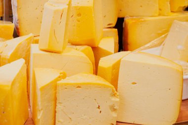 dükkan penceresinde bir sürü peynir türü.