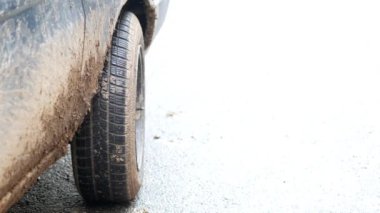 Çamurlu bir lastik, ıslak ve kaygan bir yolda engebeli off-road yeteneklerini ön plana çıkarır.