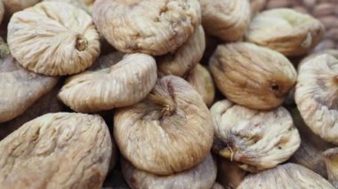 Canlı ve renkli bir vitrin. Kurumuş incirler. Satılık bir markette güzelce istiflenmiş.