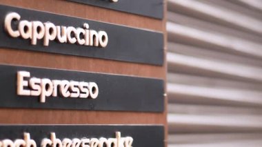Süslü kafe menüsünde kapuçino ve espresso için lezzetli seçenekler var.