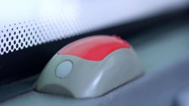 Kamu otobüsünde durmak için otobüs zili.