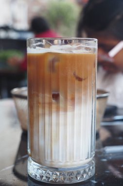 Buz küpleriyle dolu ferahlatıcı buzlu kahvenin güzel manzarası, sıcak günler için mükemmel.