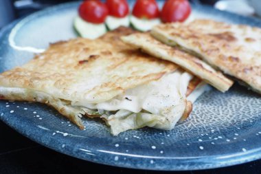 Zengin peynirle doldurulmuş altın ekmek ve lezzetli bir ikram için taze sebzelerin tadını çıkarın.